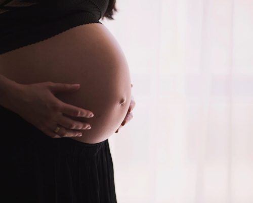 Gesunde schwangere frau hält ihre bauch, natürliche helles licht, medizinische und Schwangerschaftsuche, Schwangerschaftsvorsorge, Gemeinschaftspraxis Buchen, medizinische Betreuung, Schwangerschaftsmedizin, Frauenarzt, Frauenheilkunde, pränatale Versorgung, fetale Untersuchungen, Mutter und Kind, Frauenarztpraxis, werdende mutter, geburtsvorbereitung, familienplanung, Gesundheit und Vorsorge, Kinderwunsch, medizinische Beratung, Schwangerschaftsberaterin, medizinisches Team, Patientin, Schwangerschaftsschutz, Schwangerschaftsüberwachung, Betreuung in der Schwangerschaft, Gynäkologie, Betreuung während der Schwangerschaft.
